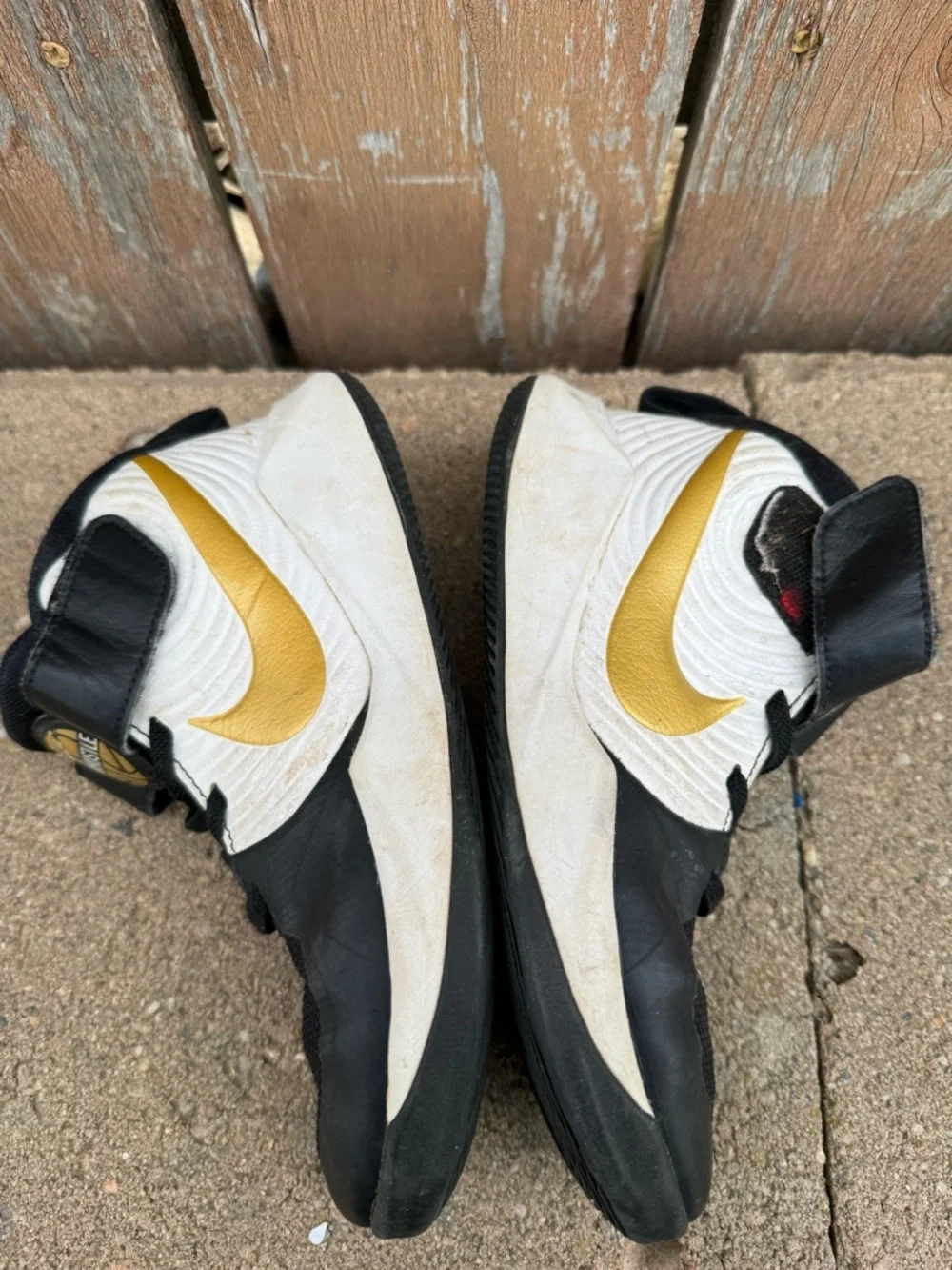 Nike Kids Black White Gold High Top Basketball Shoes Team Hustle Size 2 - Picture 11 of 11